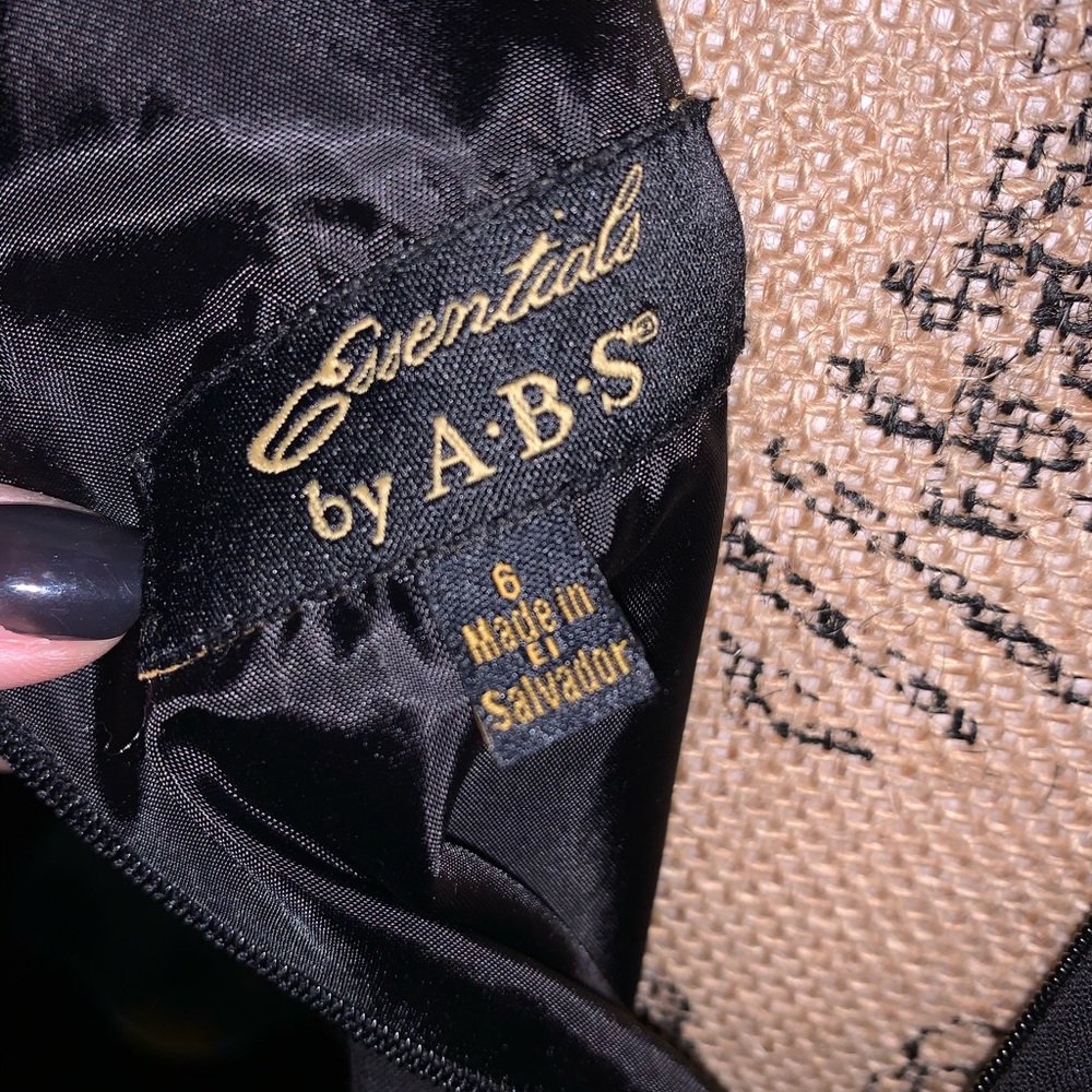 Perfect little black dress! Size 6, like new!